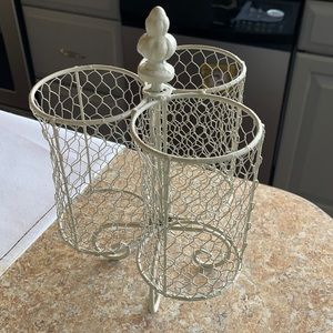 Farm House coop wire silverware holder. Spins.